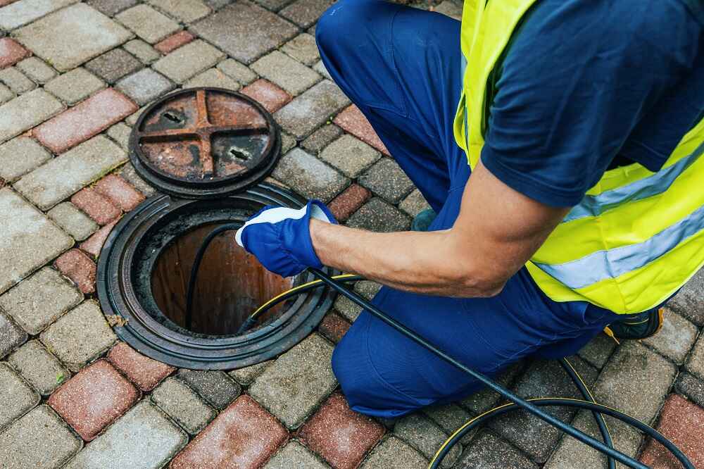 plumber-cleaning-blocked-sewer-line-with-hydro-jetting plumber-cleaning-blocked-sewer-line-with-hydro-jetting